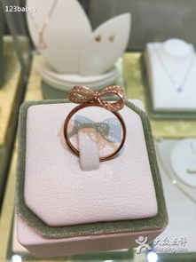 黄金与文具的优雅交汇 Golden Hee饰品的独特魅力