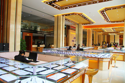 花羽之吻 白18K金钻石吊坠的优雅邂逅与江城文具生活的精致交响